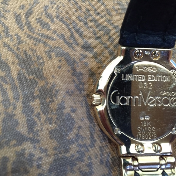 VERSACE VINTAGE 18KT GOLD AND DIAMOND WATCH - Picture 2 of 10